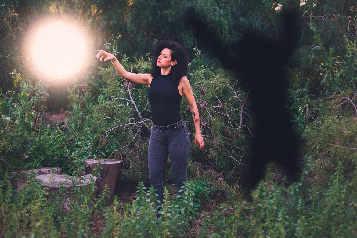 Foto de una mujer entre la naturaleza